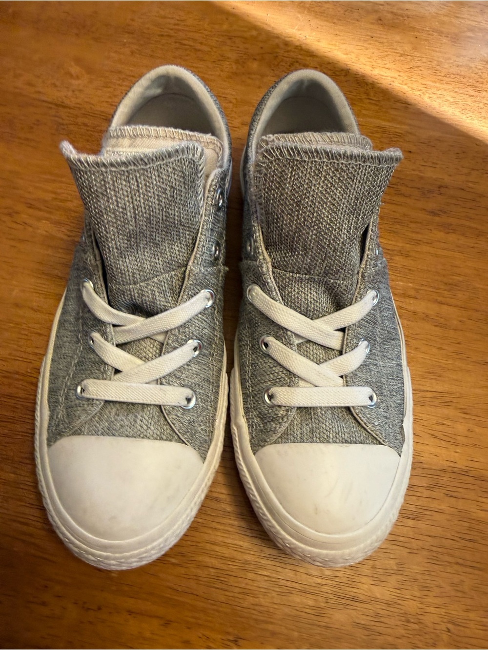 Converse Kids Gray Knit Low-Top Sneakers with White Toe Cap and pink flap